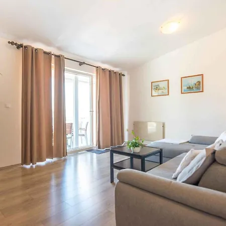 In 8034 Apartament *